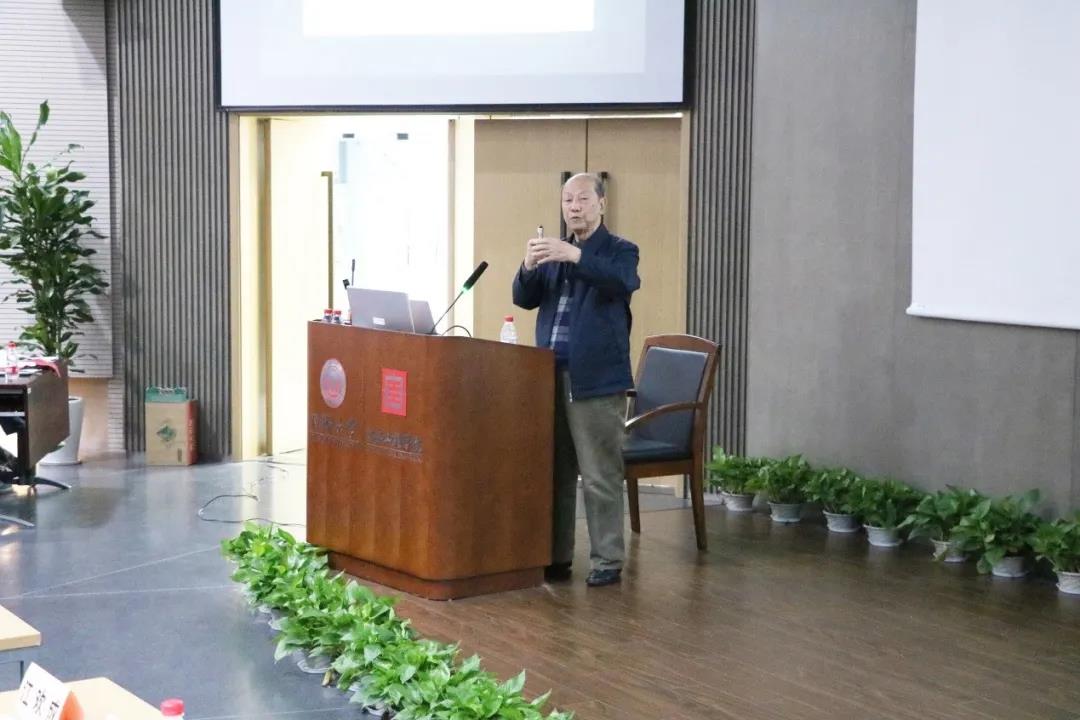 图3 江欢成院士作特邀报告 图3 江欢成院士作特邀报告