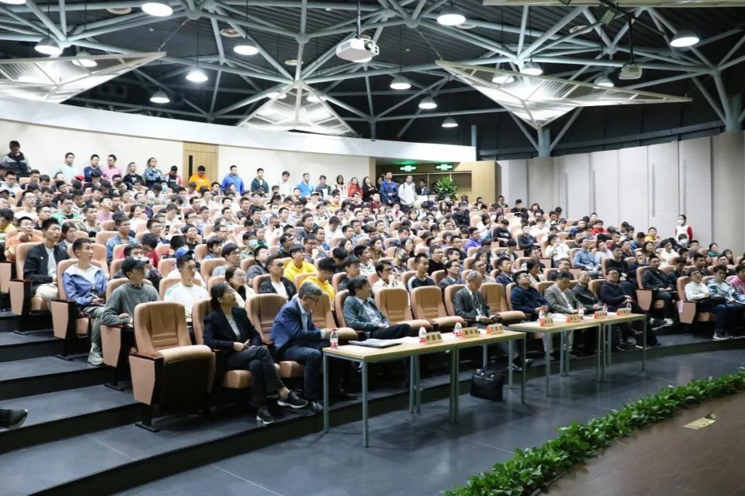 图1 讲坛现场 图1 讲坛现场